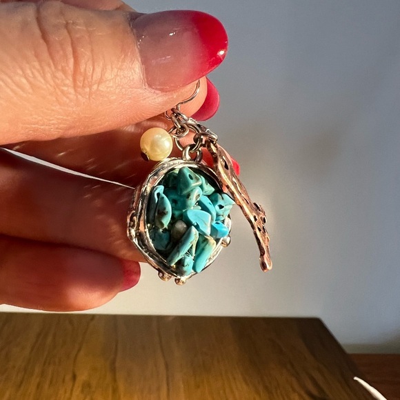 Real crushed turquoise earrings. Metal colour w/ brass, cowboy, boot, and pearl. - Picture 12 of 12